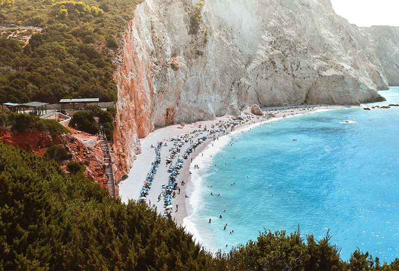 μία από τις πιο γνωστές και εντυπωσιακές παραλίες της Ελλάδας.