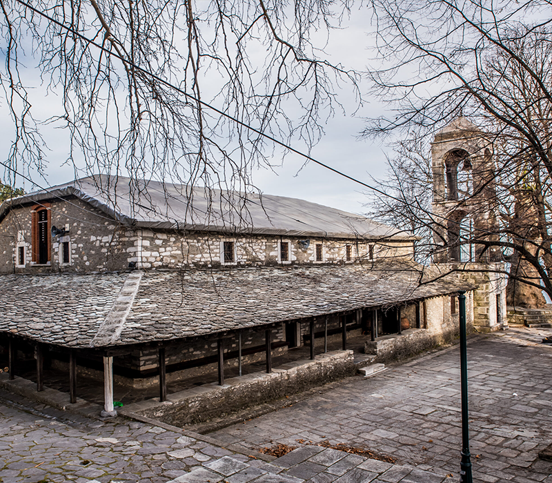 Μικρό χωριό με πετρόκτιστα σπίτια και μια από τις πιο όμορφες εκκλησίες του Πηλίου.