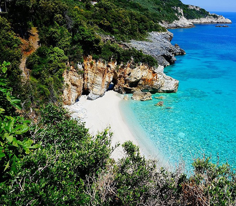 Εντυπωσιακά βράχια, γαλαζοπράσινα νερά και ένα τοπίο βγαλμένο από καρτ ποστάλ.