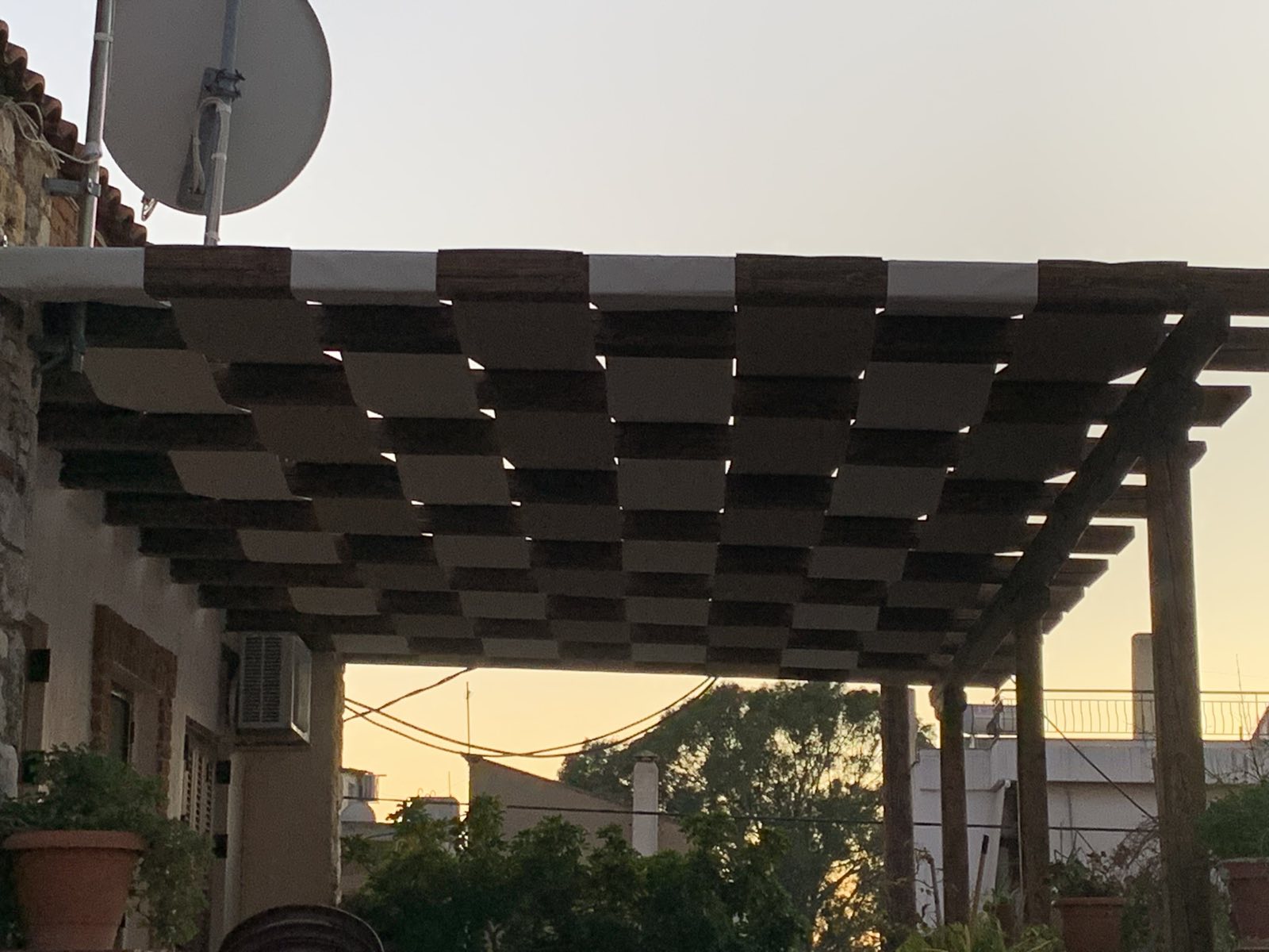 Πέργκολες με υφασμάτινη κάλυψη που ανοίγει και κλείνει.	