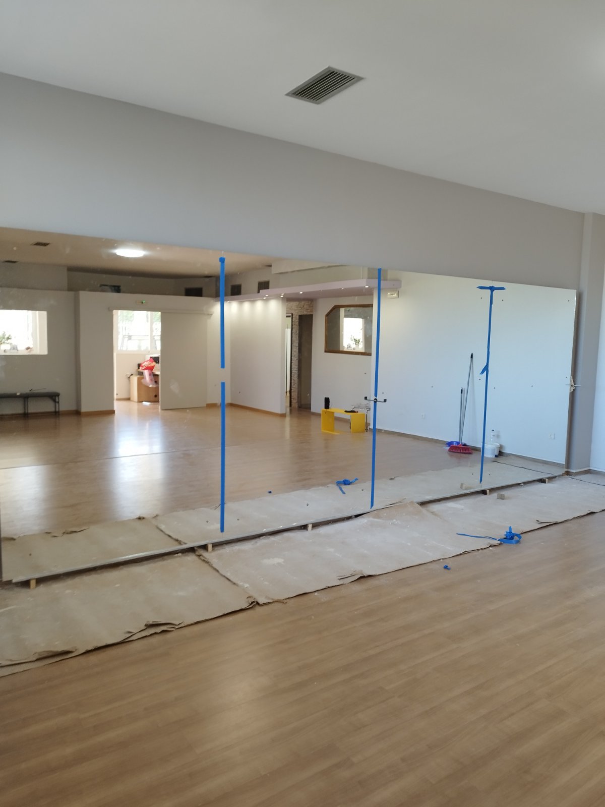 Αναλαμβάνουμε καθρέπτες κάθε διάστασης και στυλ, καθώς και ειδικές κατασκευές από γυαλί ή κρύσταλλο για κατοικίες και επαγγελματικούς χώρους.