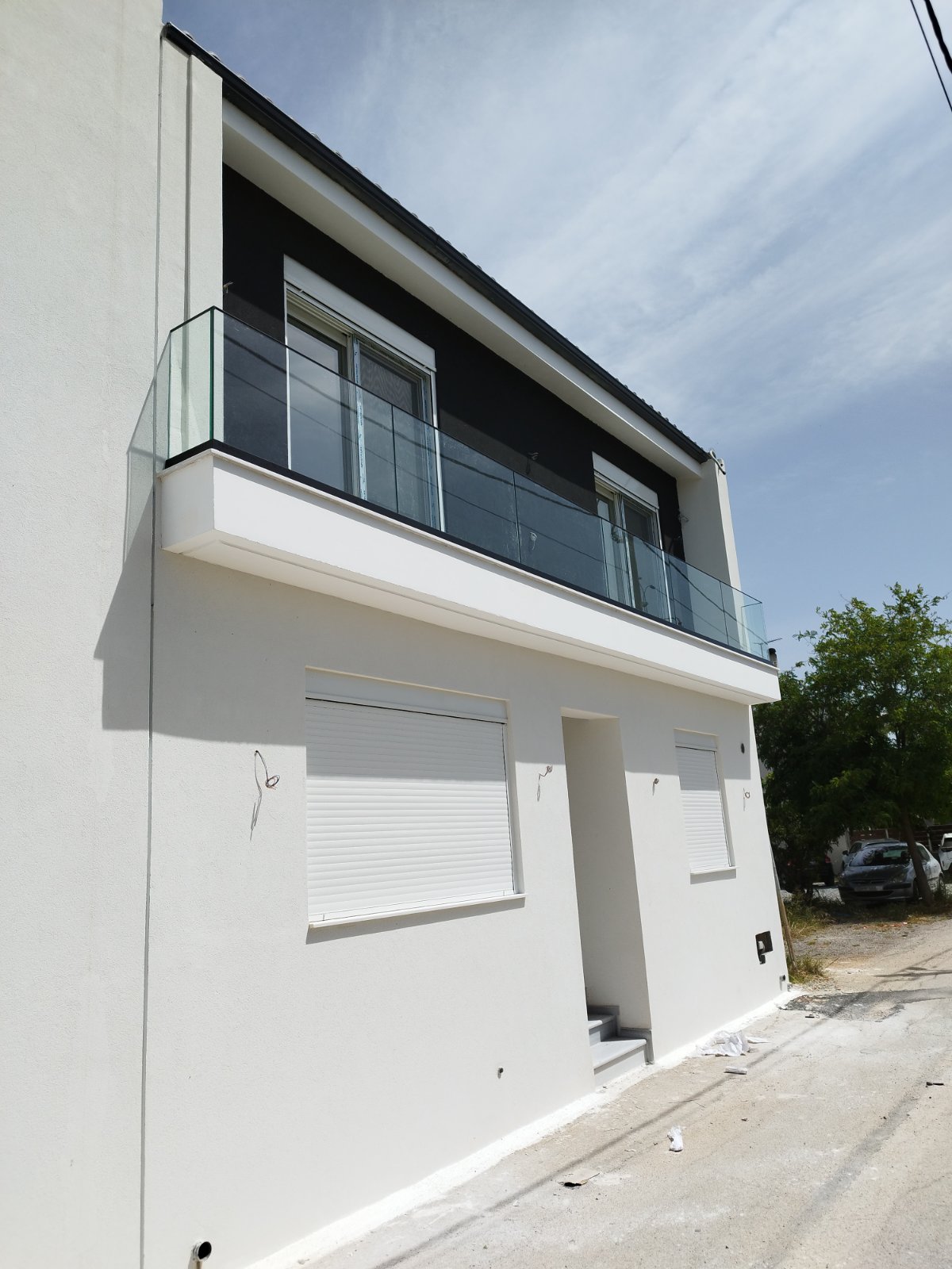 Τα γυάλινα κάγκελα προσφέρουν διαφάνεια, ασφάλεια και μοντέρνο σχεδιασμό για μπαλκόνια, σκάλες και επαγγελματικούς χώρους.