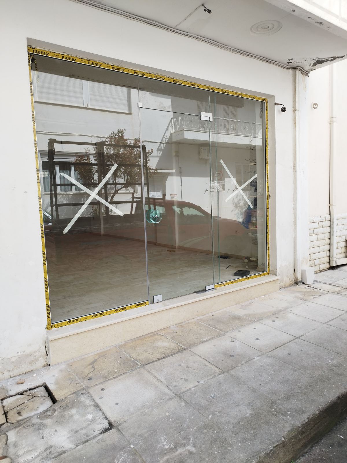 Κατασκευάζουμε βιτρίνες καταστημάτων και επαγγελματικές προσόψεις που αναδεικνύουν τα προϊόντα και την εικόνα της επιχείρησής σας.