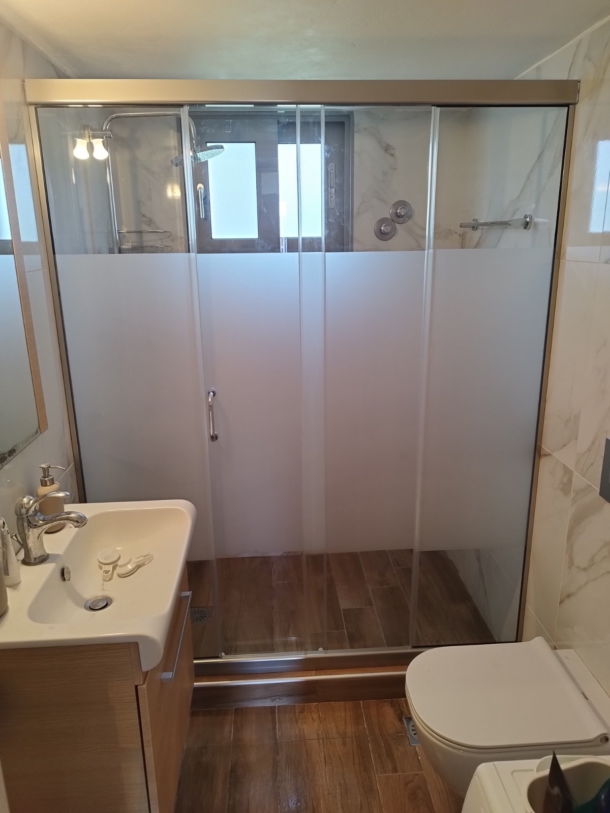 Δημιουργούμε καμπίνες μπάνιου κάθε τύπου, συρόμενες, ανοιγόμενες ή custom κατασκευές, που συνδυάζουν εργονομία, αισθητική και αντοχή.