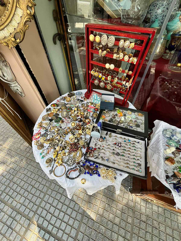 Αγοράζουμε κολιέ, βραχιόλια, σκουλαρίκια, καρφίτσες και κάθε είδους φο μπιζού, στις καλύτερες τιμές τις αγοράς.