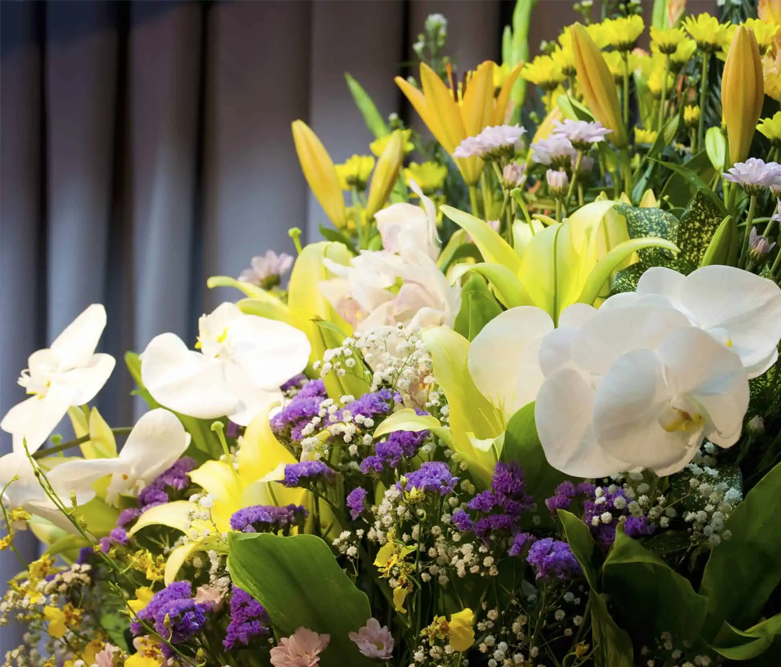 Οι συνεργάτες μας, έμπειροι επαγγελματίες στο χώρο της ανθοδετικής και του τελετουργικού στολισμού, δημιουργούν συνθέσεις που αποπνέουν γαλήνη, ηρεμία και αξιοπρέπεια.