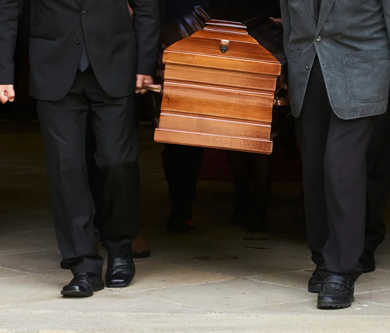 Η διαδικασία του επαναπατρισμού συνοδεύεται από διοικητικές και νομικές απαιτήσεις, οι οποίες συχνά αποτελούν μια επιπλέον δυσκολία για την οικογένεια. Η ομάδα μας αναλαμβάνει εξ ολοκλήρου τη διεκπεραίωση όλων των απαιτούμενων εγγράφων, συνεργαζόμενη με τις αρμόδιες αρχές, τις πρεσβείες και τα προξενεία.