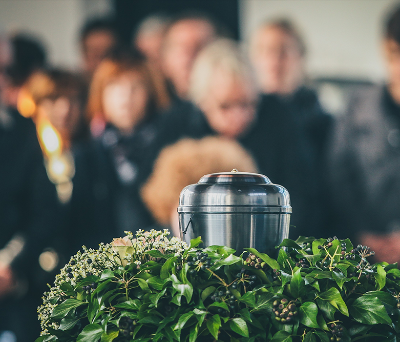 Η διαδικασία αυτή απαιτεί προσεκτικό συντονισμό και πλήρη γνώση των προβλεπόμενων ενεργειών. Η ομάδα μας αναλαμβάνει τη διεκπεραίωση όλων των απαραίτητων εγγράφων, τη μεταφορά της σορού στο κατάλληλο αποτεφρωτήριο και τον συντονισμό με τους αρμόδιους φορείς, ώστε να εξασφαλιστεί η ομαλή ροή σε κάθε στάδιο.