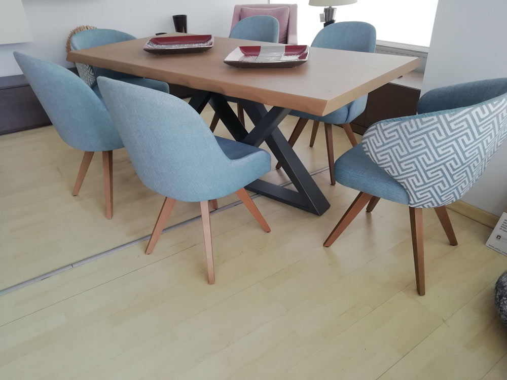 SEMI-MASSAFE TABLE WITH METAL BASE (180X90) WITH 4 CHAIRS + 2 CARPETS IN OAK WATER.