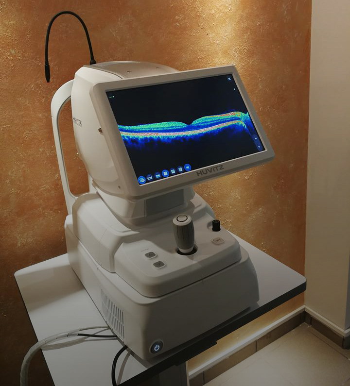 Το Ιατρείο διαθέτει τελευταίας τεχνολογίας μηχάνημα OCT για διάγνωση παθήσεων του οπτικού νεύρου (Γλαύκωμα) και της ωχράς κηλίδας. 