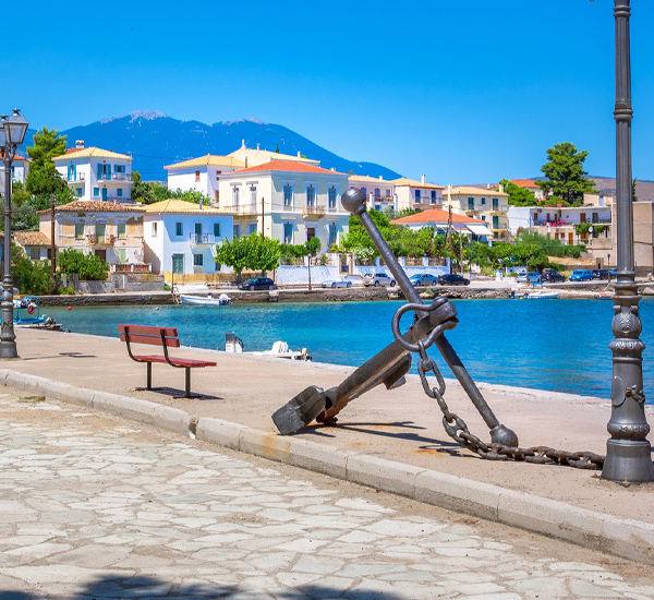 Σε λιγότερο από μία ώρα οδήγηση, μπορείτε να φτάσετε στο Γαλαξίδι και την Ιτέα, δύο μαγευτικούς παραθαλάσσιους προορισμούς. Ιδανικοί για μπάνιο, θαλασσινές βόλτες και απολαυστικά φαγητά δίπλα στη θάλασσα.