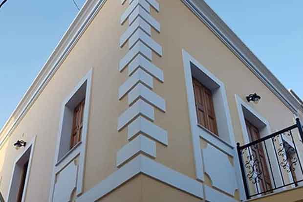 Σεβόμενοι την παράδοση και την αρχιτεκτονική της Καλύμνου, αναλαμβάνουμε αναπαλαιώσεις που αναζωογονούν τα αρχοντικά και παραδοσιακά σπίτια.