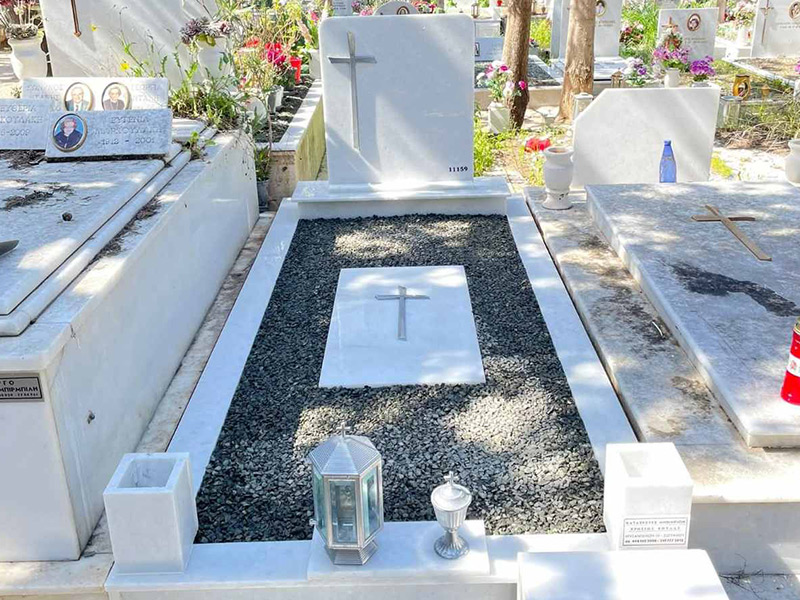 Αναλαμβάνουμε την κατασκευή μνημείων με σεβασμό, υψηλή αισθητική και άριστη ποιότητα κατασκευής. Δημιουργούμε διαχρονικές κατασκευές προσαρμοσμένες στις επιθυμίες και τις ανάγκες κάθε οικογένειας.
