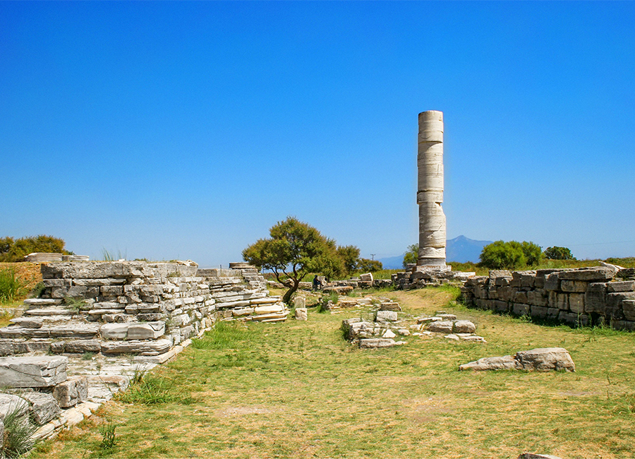 Αυτός ο σπουδαίος αρχαιολογικός χώρος φιλοξενούσε έναν από τους μεγαλύτερους ναούς της αρχαίας Ελλάδας, αφιερωμένο στη θεά Ήρα.  Σήμερα, η μοναδική όρθια κολώνα που διασώζεται αποτελεί σήμα κατατεθέν του νησιού και Μνημείο Παγκόσμιας Κληρονομιάς της UNESCO.