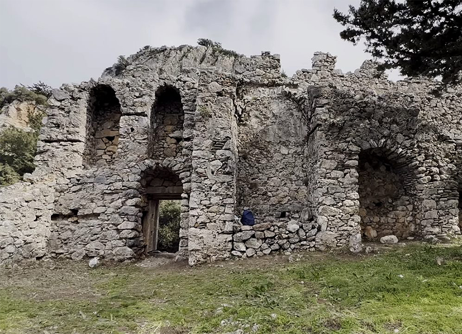 Αυτό το επιβλητικό μεσαιωνικό οχυρό δεσπόζει πάνω από το Ποτάμι Καρλοβασίου, μαρτυρώντας την έντονη παρουσία και την επίδραση των Γενοβέζων στο νησί.  Η ανάβαση στο κάστρο προσφέρει στους επισκέπτες μια μοναδική γεύση ιστορίας, καθώς και μια μαγευτική, πανοραμική θέα προς το καταπράσινο τοπίο και το Αιγαίο.