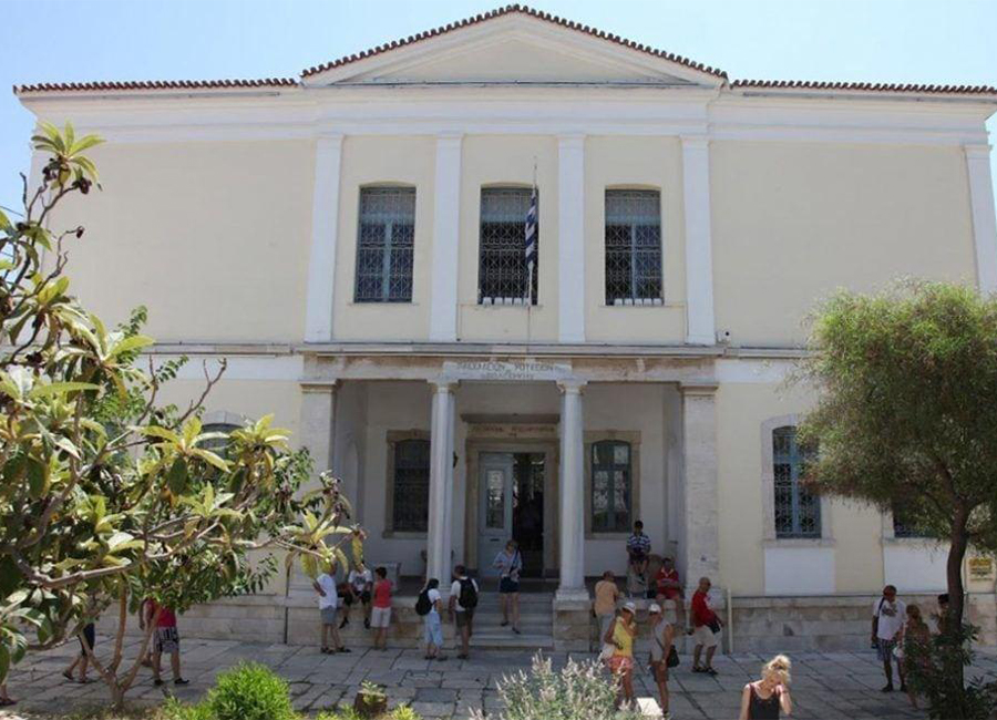 Το μουσείο αυτό στεγάζει μερικά από τα πιο σπουδαία ευρήματα του νησιού, με απόλυτο πρωταγωνιστή τον περίφημο, υπερμεγέθη Κούρο της Σάμου που αγγίζει τα 5,5 μέτρα ύψος.  Οι συλλογές του με αρχαϊκά γλυπτά και μικροτεχνήματα προσφέρουν ένα συναρπαστικό ταξίδι στην εποχή που το νησί ήταν παγκόσμιο πολιτιστικό κέντρο.