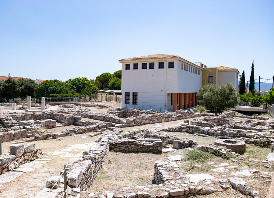 Στεγασμένο σε ένα σύγχρονο κτίριο στην καρδιά του Πυθαγορείου, το μουσείο φιλοξενεί χιλιάδες εκθέματα που βρέθηκαν στην αρχαία πόλη και τη γύρω περιοχή.  Οι εντυπωσιακές μαρμάρινες προτομές και τα μοναδικά αντικείμενα της καθημερινής ζωής ζωντανεύουν με εξαιρετικό τρόπο την αίγλη της Σάμου των κλασικών και ρωμαϊκών χρόνων.