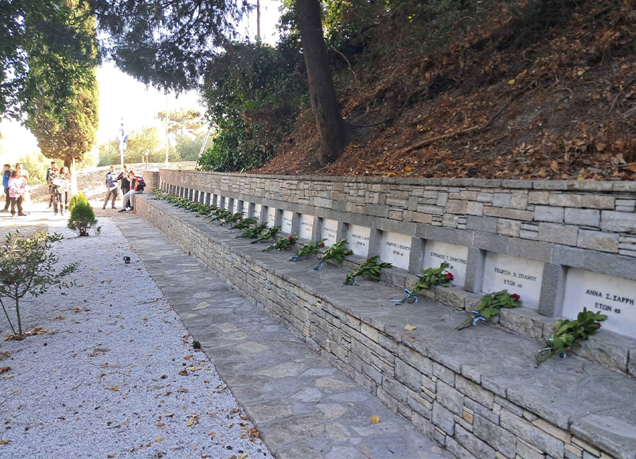 Το μνημείο αυτό είναι αφιερωμένο στους πεσόντες της περιοχής, τιμώντας τη θυσία και τον ηρωισμό τους σε κρίσιμες ιστορικές περιόδους της Ελλάδας.  Βρίσκεται σε ένα ήσυχο και φορτισμένο συγκινησιακά σημείο, αποτελώντας έναν σημαντικό τόπο ιστορικής μνήμης για τους κατοίκους και τους επισκέπτες.